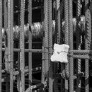 Vertical installation of double cover spacers, providing support in concrete structures